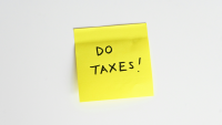 a post it note that says 'do taxes!'