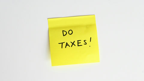 a post it note that says 'do taxes!'