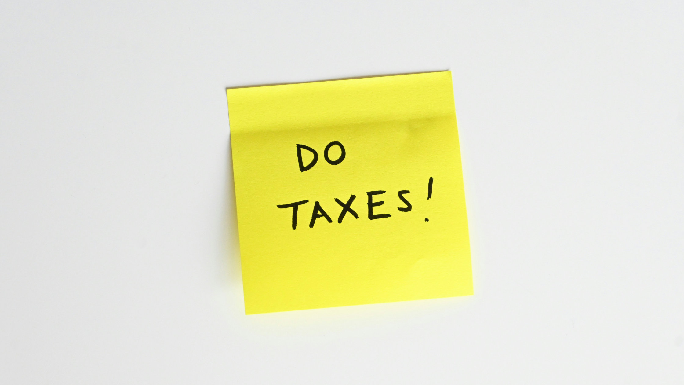 a post it note that says 'do taxes!'