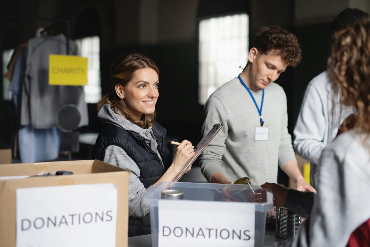 people making charitable donations